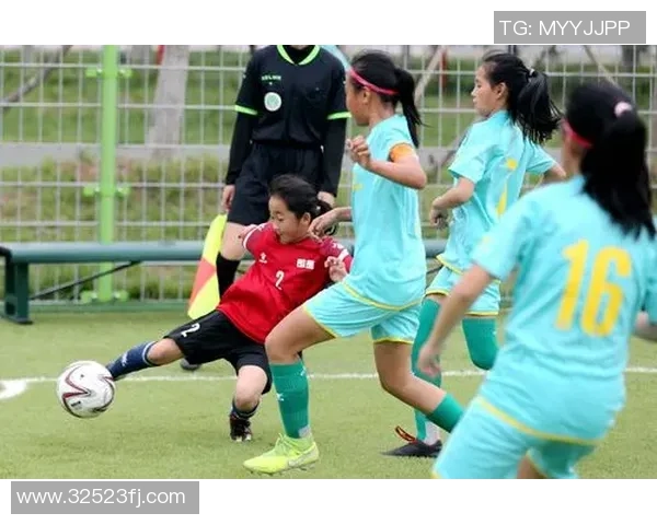 李芳的足球生涯回顾与展望:从绿茵场到人生舞台的对话 李芳的足球生涯回顾与展望:从绿茵场到人生舞台的对话