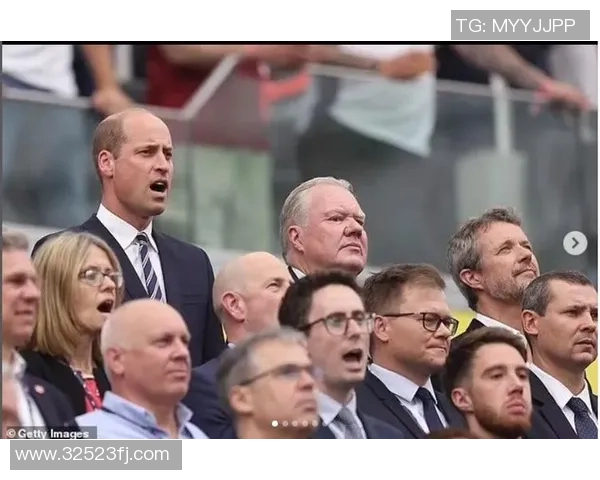 足球明星骑摩托回家引发粉丝热议展现亲民一面与生活真实感