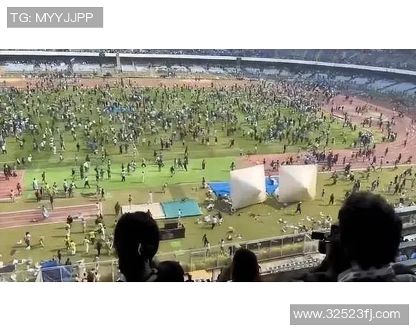 足球明星遭球迷围堵引发热议球迷热情与明星压力的碰撞